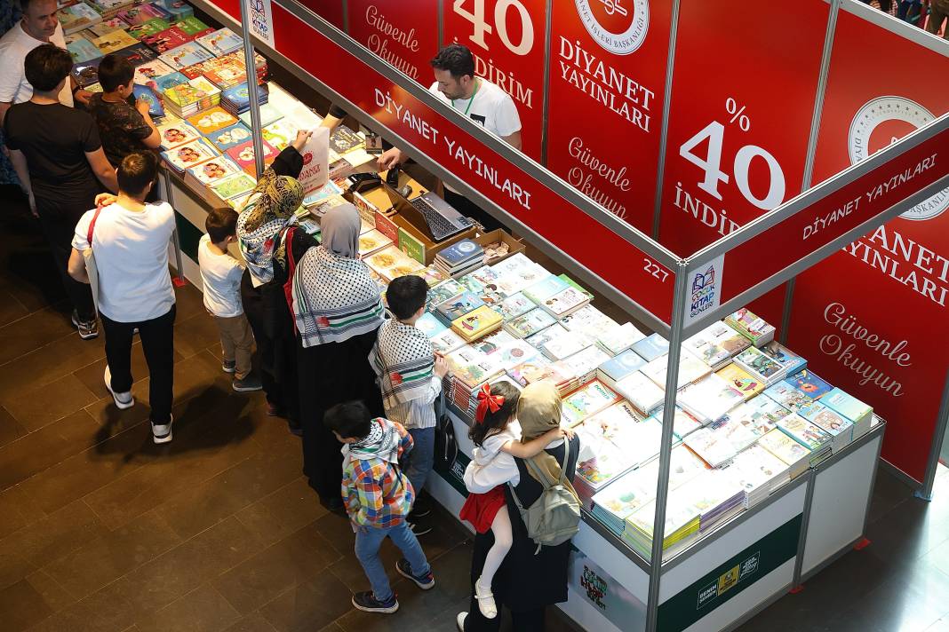 Başkan Altay minik kitap kurtlarıyla bir arada 11